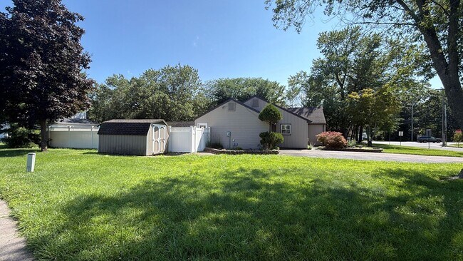 Building Photo - 3BR Toms River Home with Pool and Fenced Yard