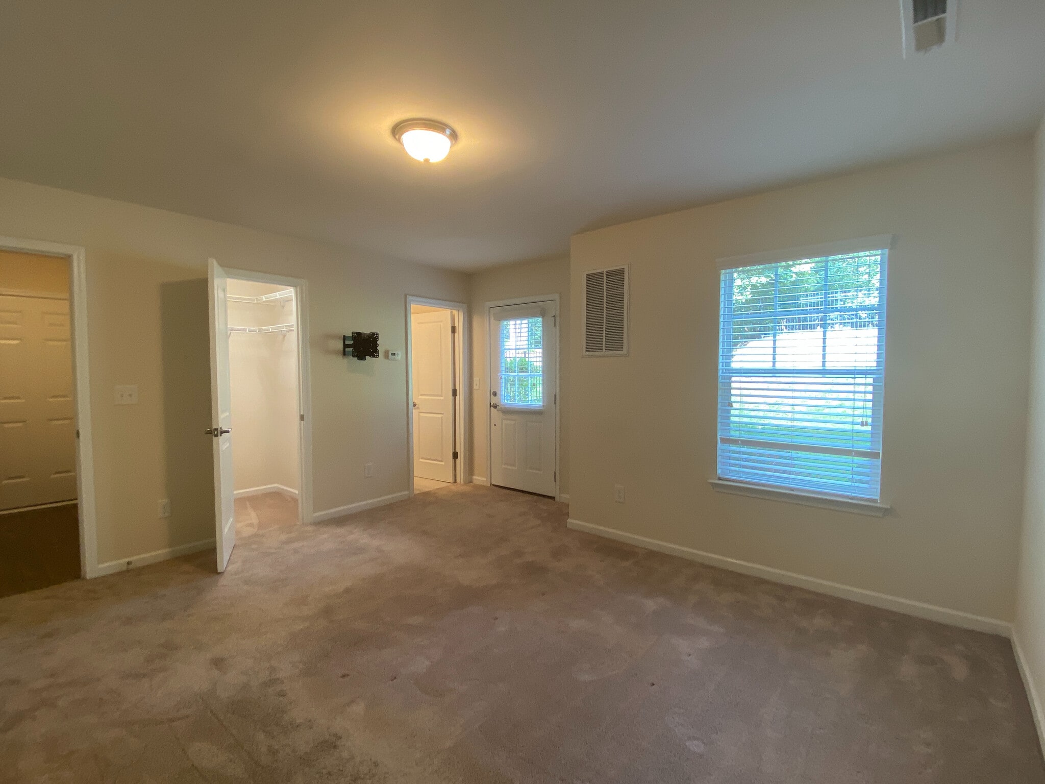 Building Photo - Room in Townhome on Sharonbrook Dr
