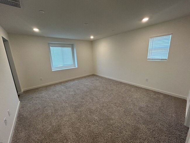 Building Photo - $500 MOVE IN SPECIAL OFF FIRST MONTHS RENT