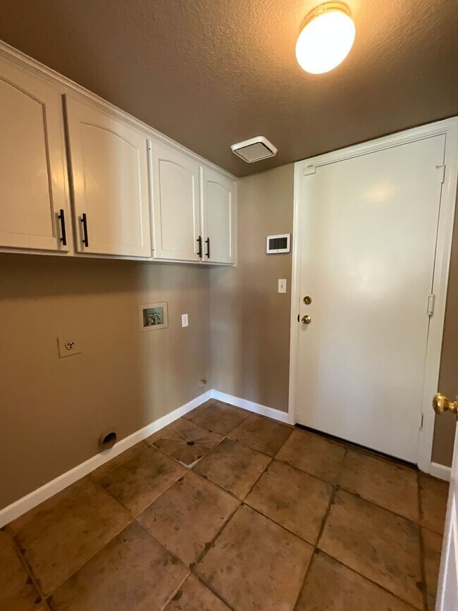 Building Photo - Spacious Four Bedroom Home in Figarden Loo...