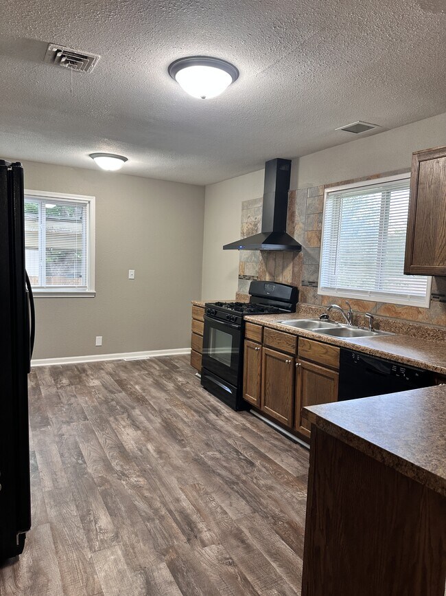 Building Photo - 602 Sara St