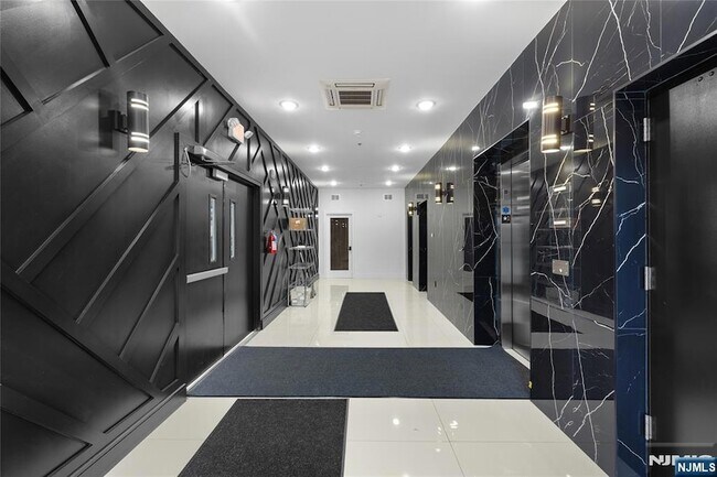 Building Photo - 51 E Main St