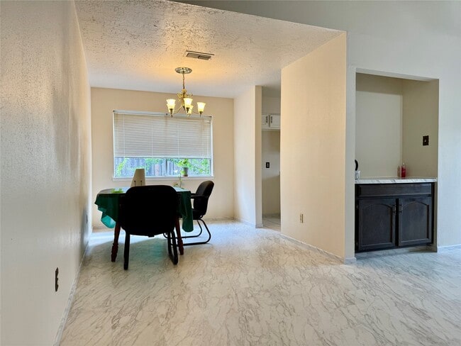 Building Photo - 2802 Valley Forest Dr