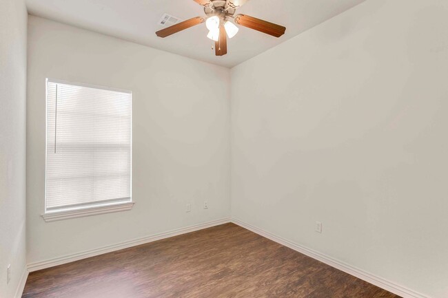 Building Photo - 1/2 OFF FIRST MONTH RENT - 3 bed, 2 bath C...