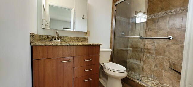 Building Photo - 949 W Royal Palm Rd