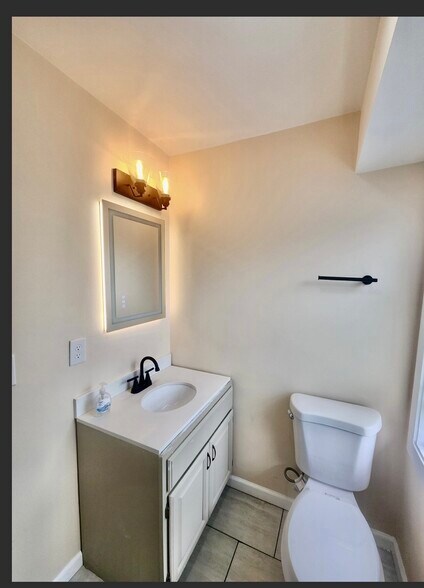 Building Photo - 3555 Lossing St