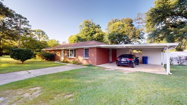 Building Photo - Large 3 bedroom, 1.5 bath located on a corner lot in Prattville.