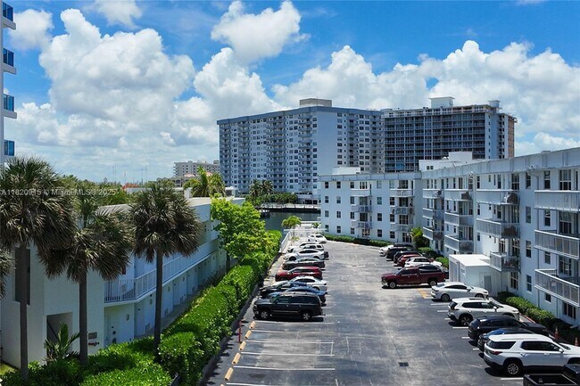 Building Photo - 1913 S Ocean Dr