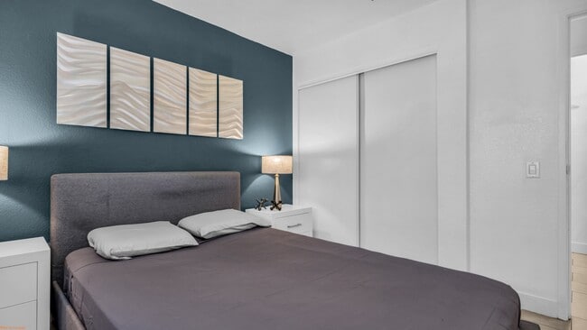 Building Photo - 2809 Los Felices Cir E