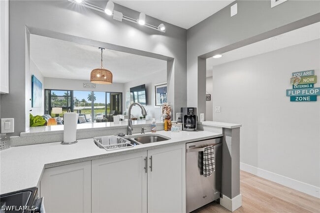 Building Photo - 803 River Point Dr