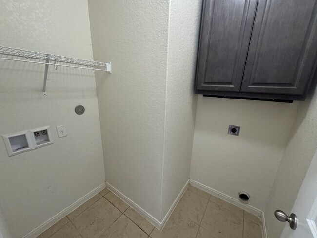 Building Photo - 3-bed 2-bath 2-car garage in Magnolia Spri...