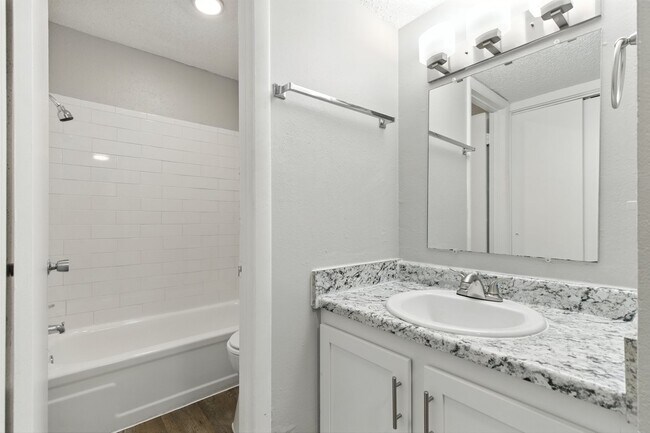 Building Photo - New Flooring and Upgrades!  2 Bedroom 1 Bath Available Now!