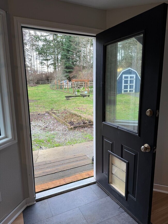 Building Photo - Lovely Single Level Rambler with Custom Finishes and Pet Friendly!