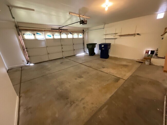 Building Photo - Convenient Eastside location on cul-de-sac