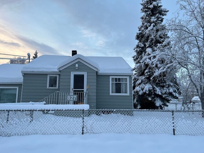 Building Photo - Dog friendly 2 bedroom home in town