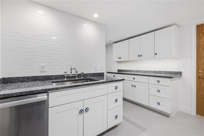 Building Photo - 53 Conanicus Ave