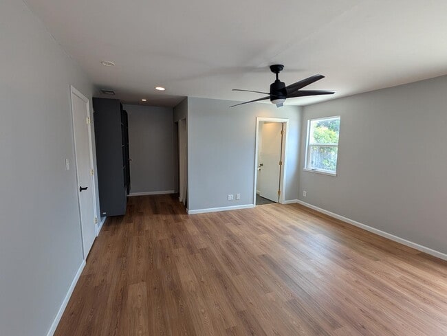 Building Photo - 533 Oak Ave