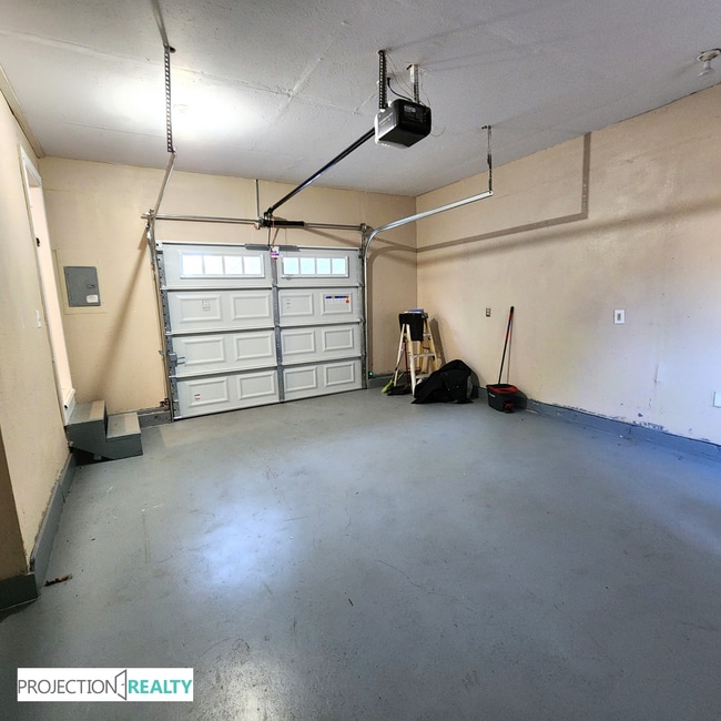 Building Photo - 1538 NE Dekum St