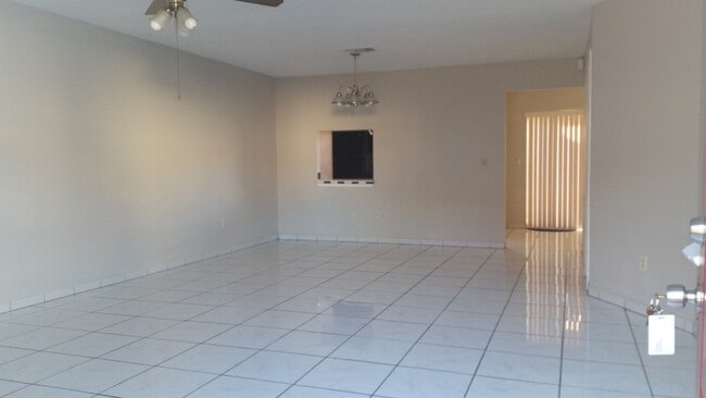 Building Photo - 3 Bed 2.5 Bath Townhome | Gated Community ...