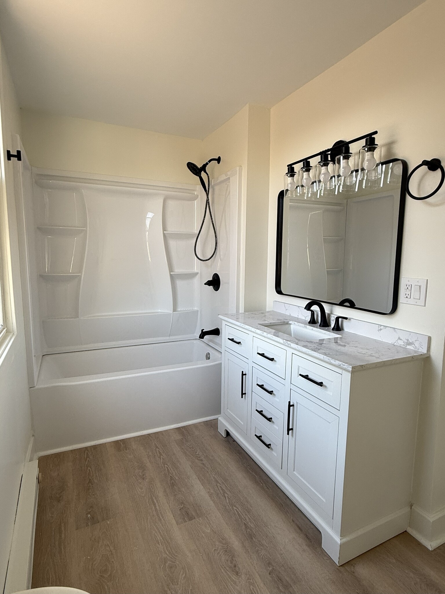 4. Main Bathroom - 424 Beaver St