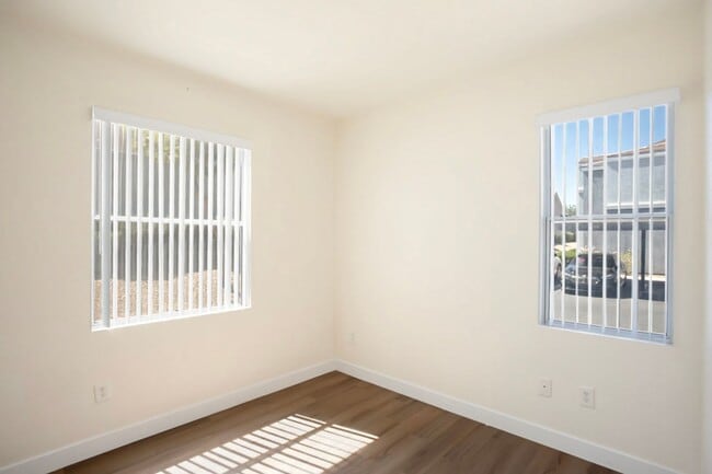 Building Photo - 3 Bedroom Northwest Condo-Gate Community
