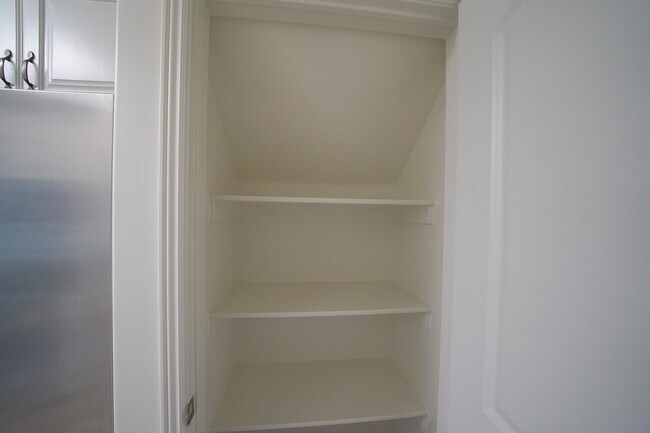 Building Photo - Remodeled 3 Bed / 2.5 Bath Townhome in Great Location