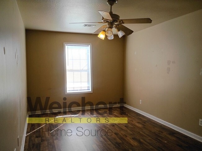 Building Photo - Spacious 3-Bedroom Home with Garage and Sc...