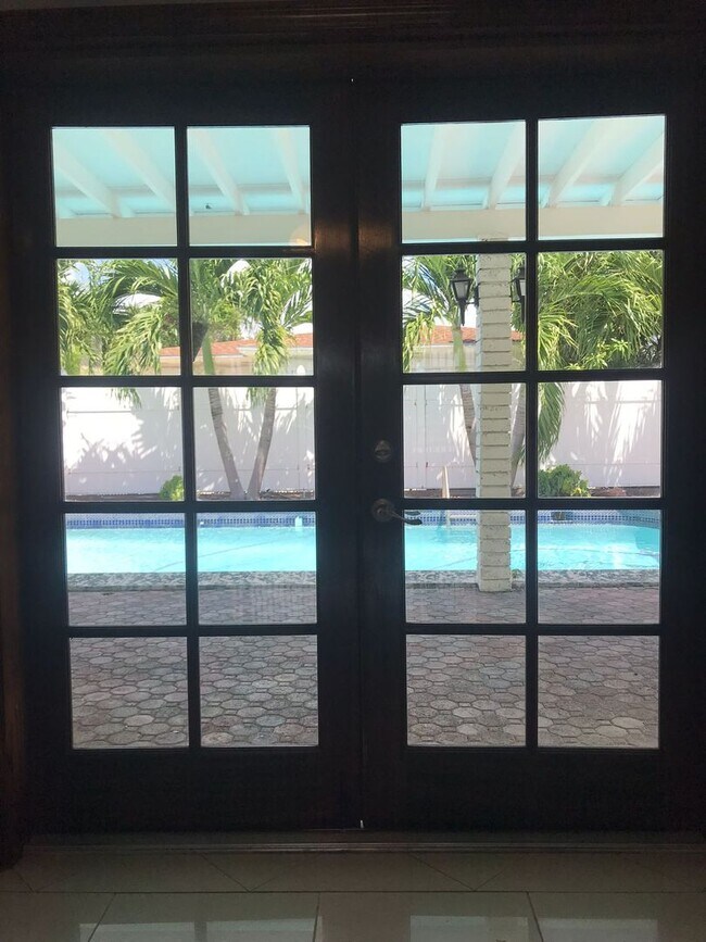 Building Photo - Miami Beach Home with a Pool!