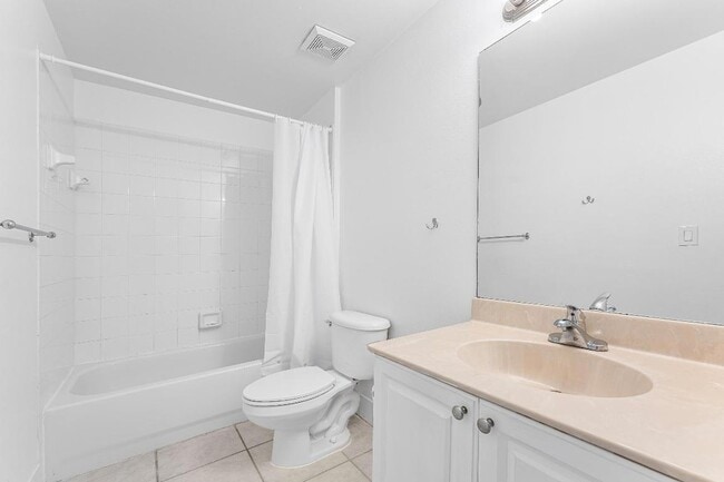 Building Photo - 2100 Greenview Shores Blvd