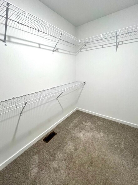 Walk-In Closet - 800 Hoffman Hills Blvd