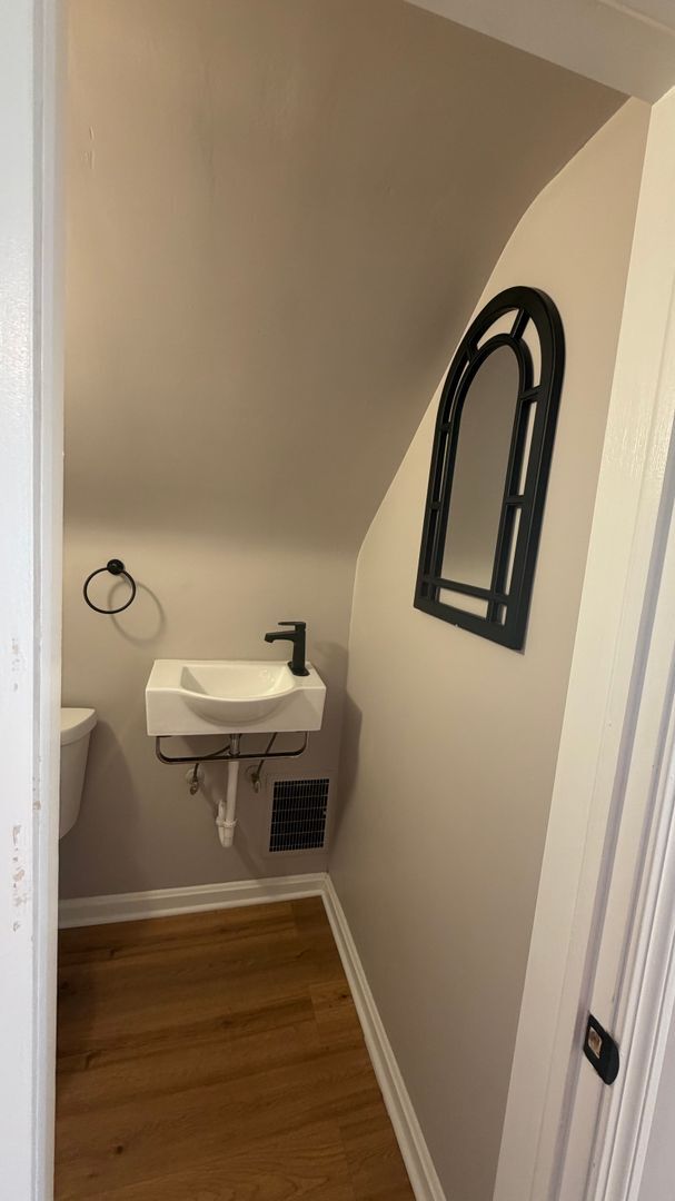 Building Photo - 3 bd 1.5 bath downtown Willoughby