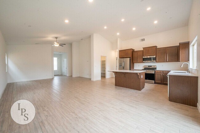 Building Photo - 352 N Millard Ave