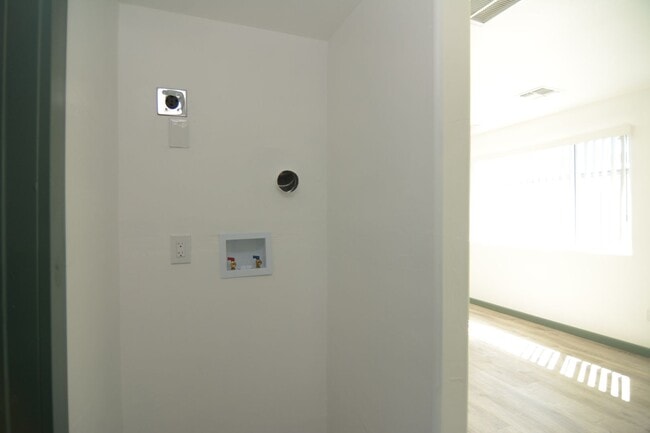 Building Photo - Remodeled 2 Bedroom 1 Bath Duplex! Great Central Tucson Location! 1/2 Month's Rent Free!
