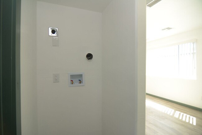 Building Photo - Remodeled 2 Bedroom 1 Bath Duplex! Great Central Tucson Location!