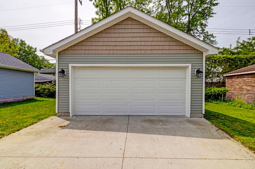 Building Photo - 534 E Brickley Ave
