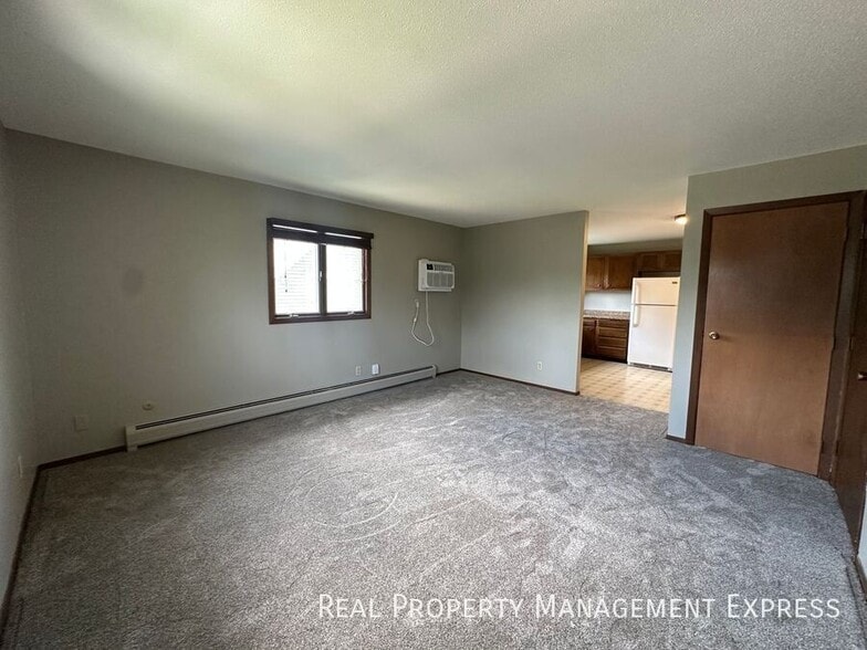 Building Photo - Spacious 2 Bedroom Apartment