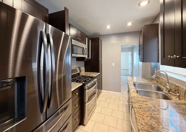 Building Photo - Spacious 2B/1BA Upgraded House w/ W/D, Lar...