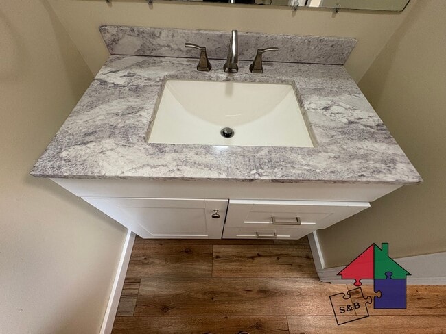 Building Photo - Elegant 3-Bedroom Townhouse in South Burli...