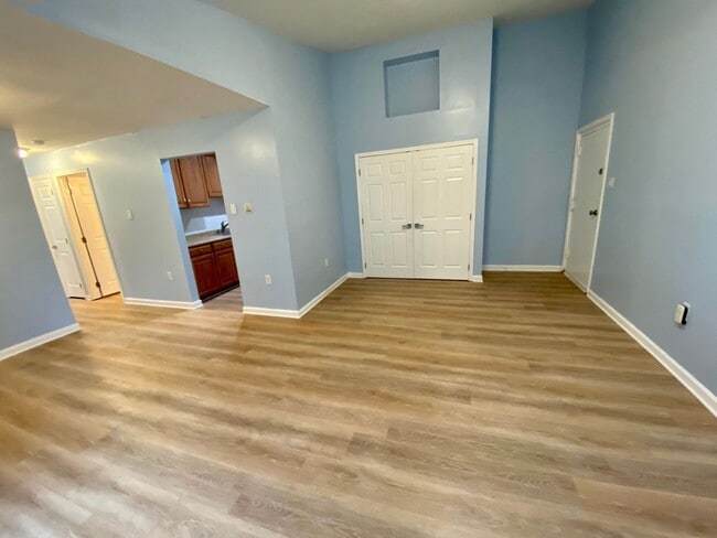 Building Photo - Top floor condo available Soon in Sun Valley!