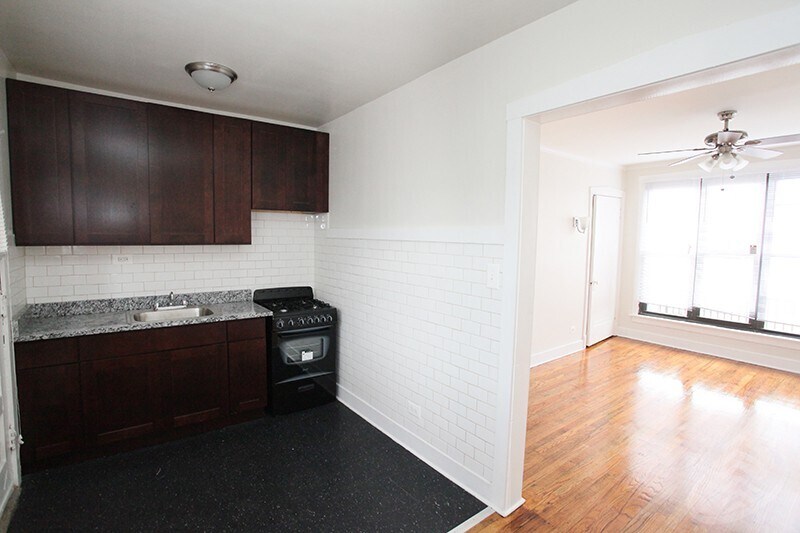 Building Photo - 6364 N Hermitage Ave