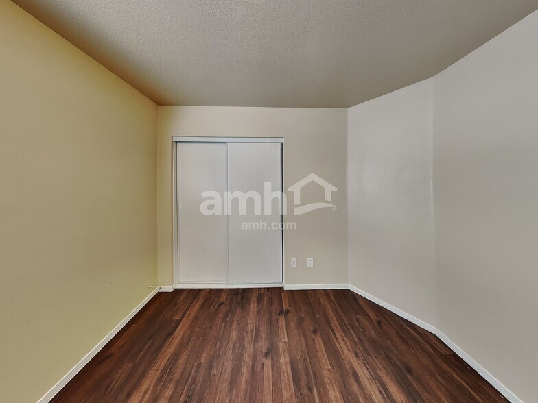 Building Photo - 710 Breezy Ridge Dr