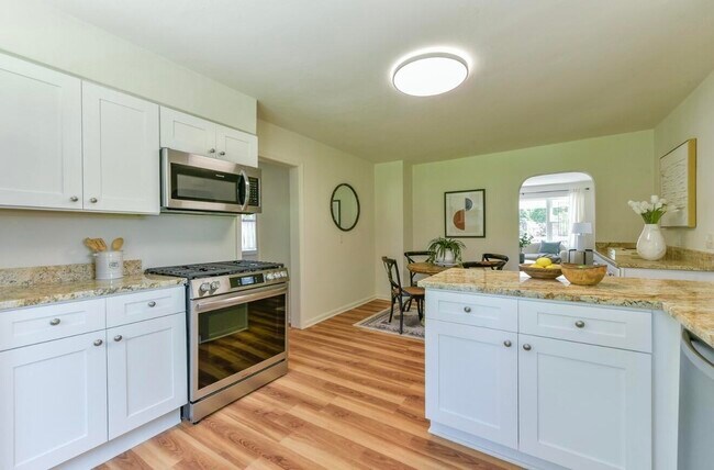 Building Photo - 402 E Calumet Rd