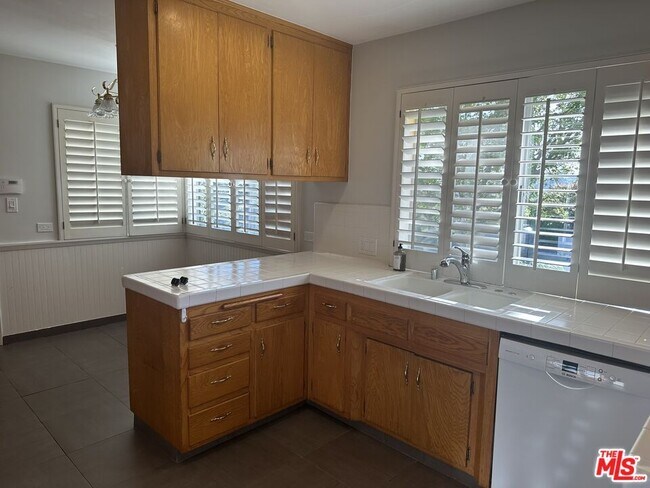 Building Photo - 1212 Roberto Ln
