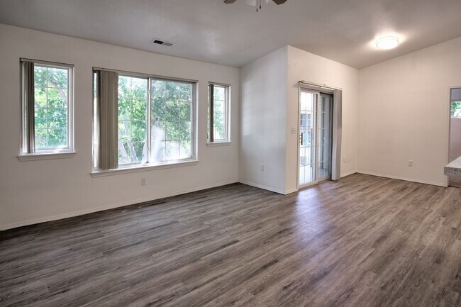 Building Photo - Fully renovated 2nd floor apartment available soon!