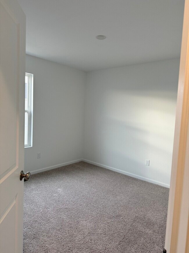 Building Photo - 302 Kingsport Dr