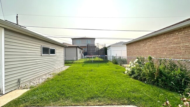 Building Photo - 4833 N Ozark Ave