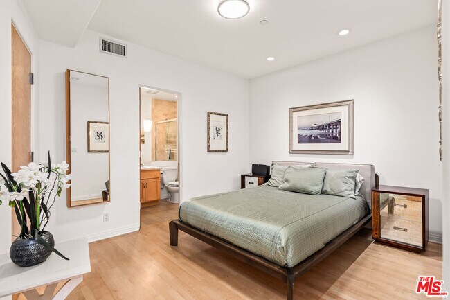 Building Photo - 502 Rosecrans Ave