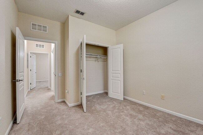 Building Photo - Beautifully Maintained 3-Bedroom, 2-Bathro...