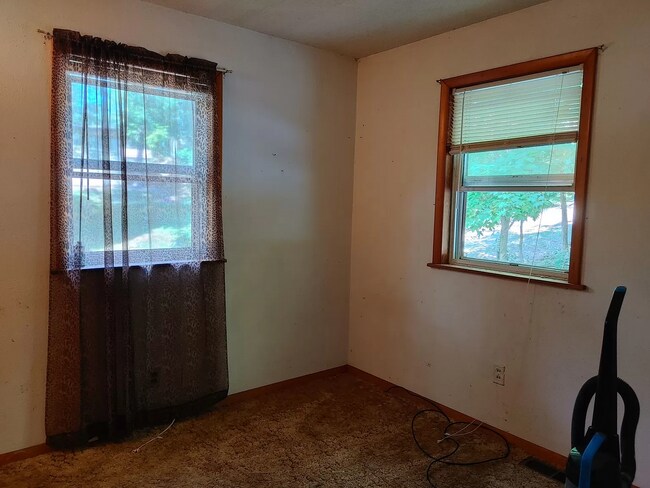 Building Photo - IRONTON - 2 bed with full basement, Nice L...