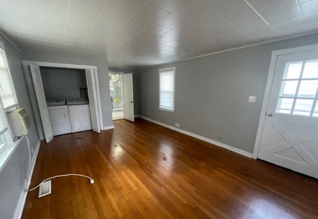 Building Photo - Charming 2BR Home with 1-Car Attached Garage, Hardwood Floor, and Washer/Dryer Provided!